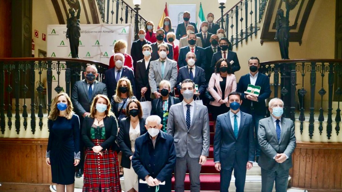 Participa en el acto institucional de entrega de las Banderas de Andalucía en Almería junto a la presidenta del Parlamento.