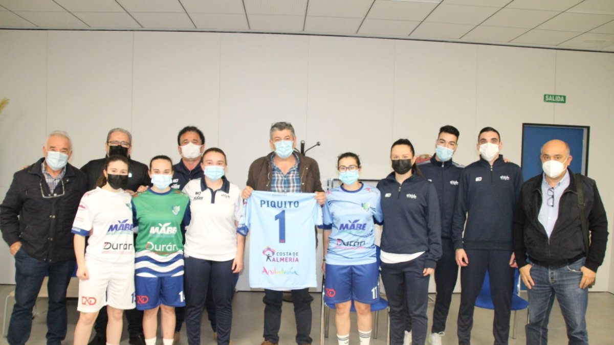 Una visita con regalo de las jugadoras celestes.