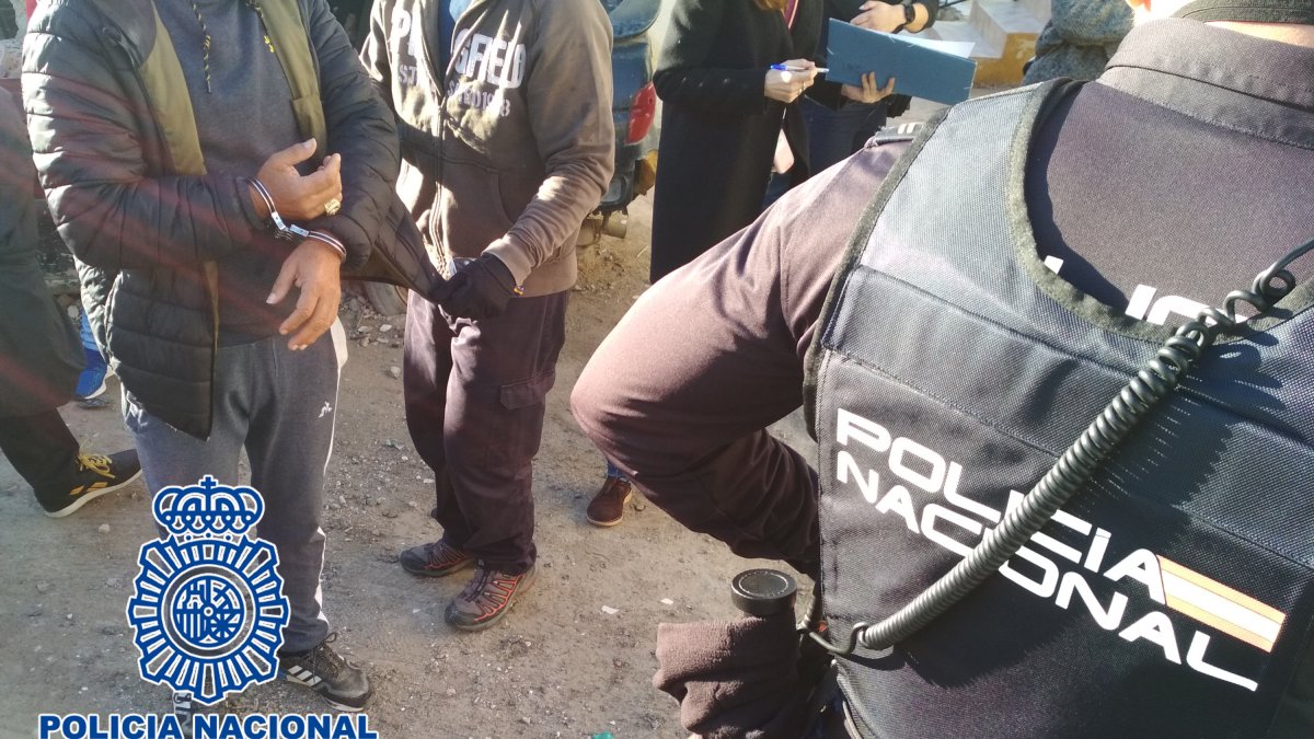 El padre fue detenido tras una persecución por el campo.