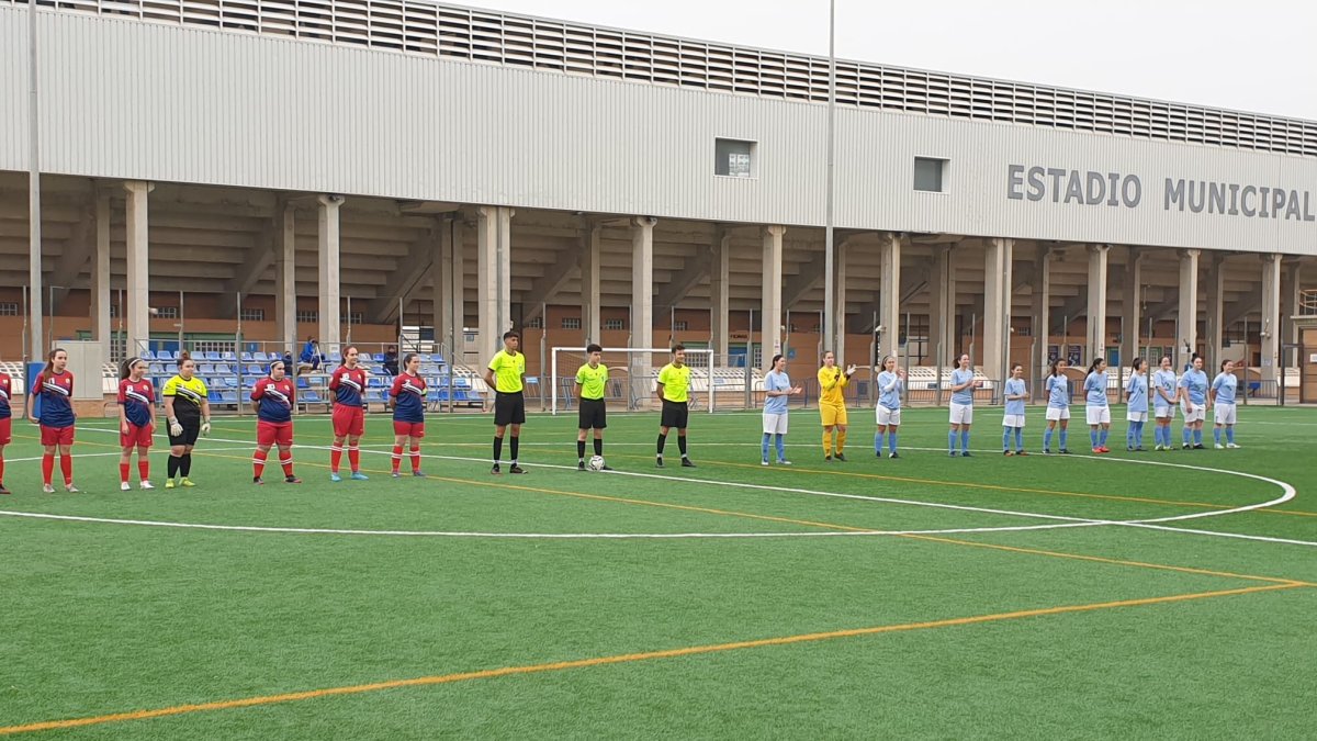 Las jugadoras antes de comenzar el encuentro.