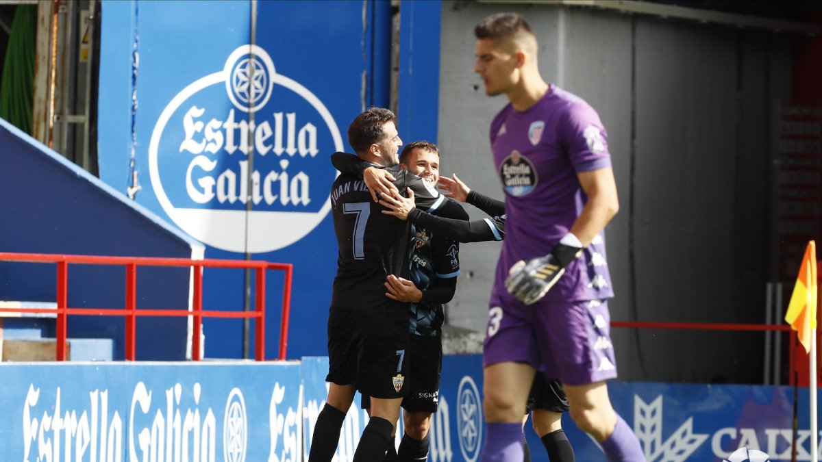 Aketxe celebra su gol con Juan Villar en Lugo.
