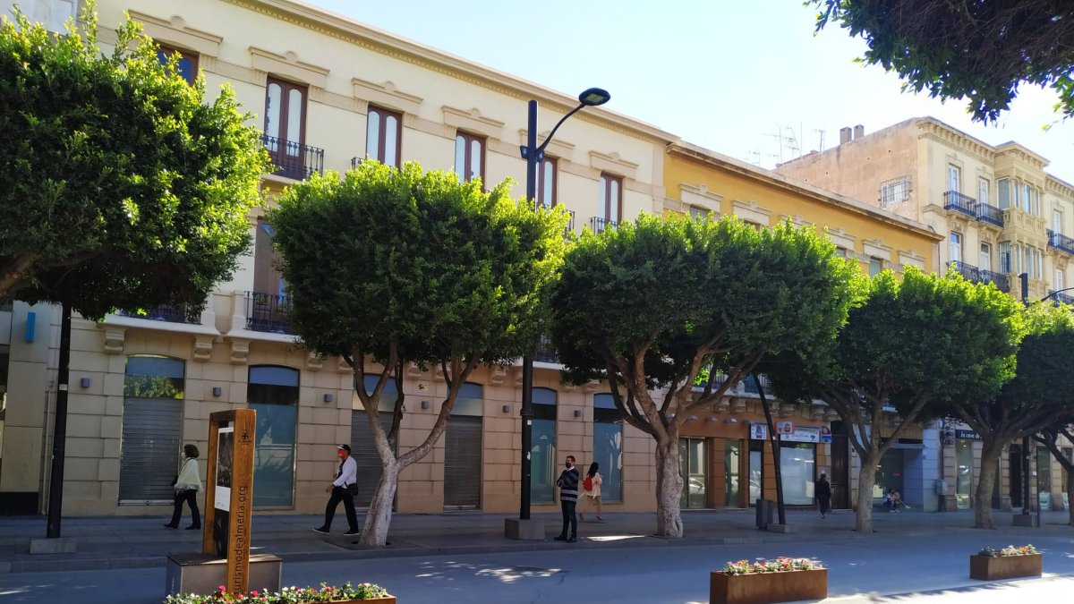 Exposición fotográfica de Carlos de Paz en el carril saludable del Paseo.