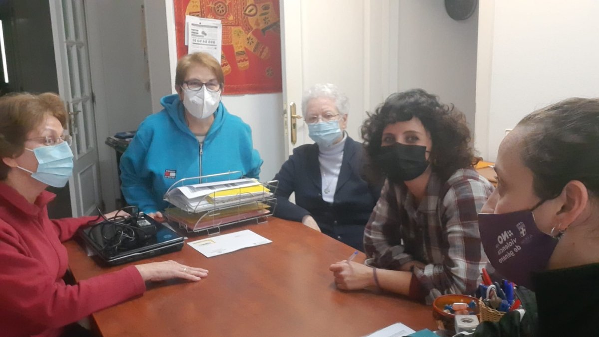 Equipo de trabajo con las oblatas de Almería.