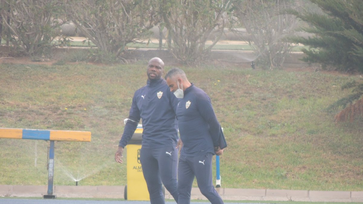 José Gomes hablando con André Bikey en el entrenamiento.