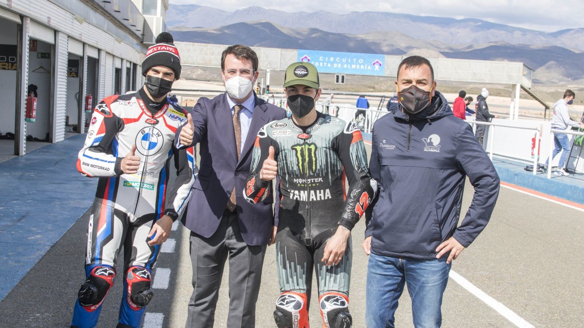 Maverick Viñales y Xavier Fores con Fernando Giménez y David García.