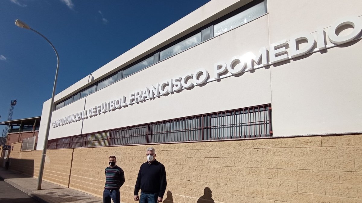 Alcalde y concejal de Deportes en la puerta del Estadio.