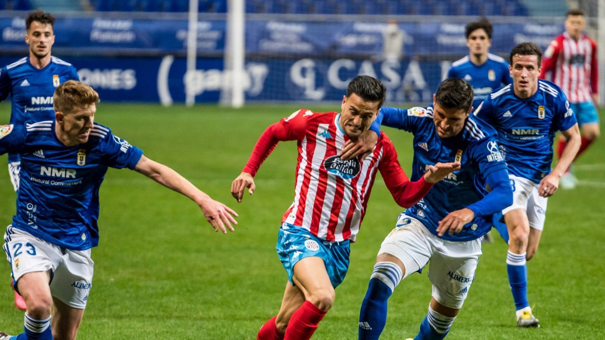 Cristian Herrera en el partido del Lugo frente al Real Oviedo.
