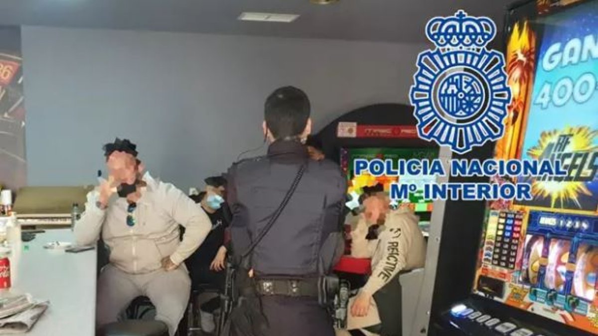 Intervención en un local de juegos de Almería.