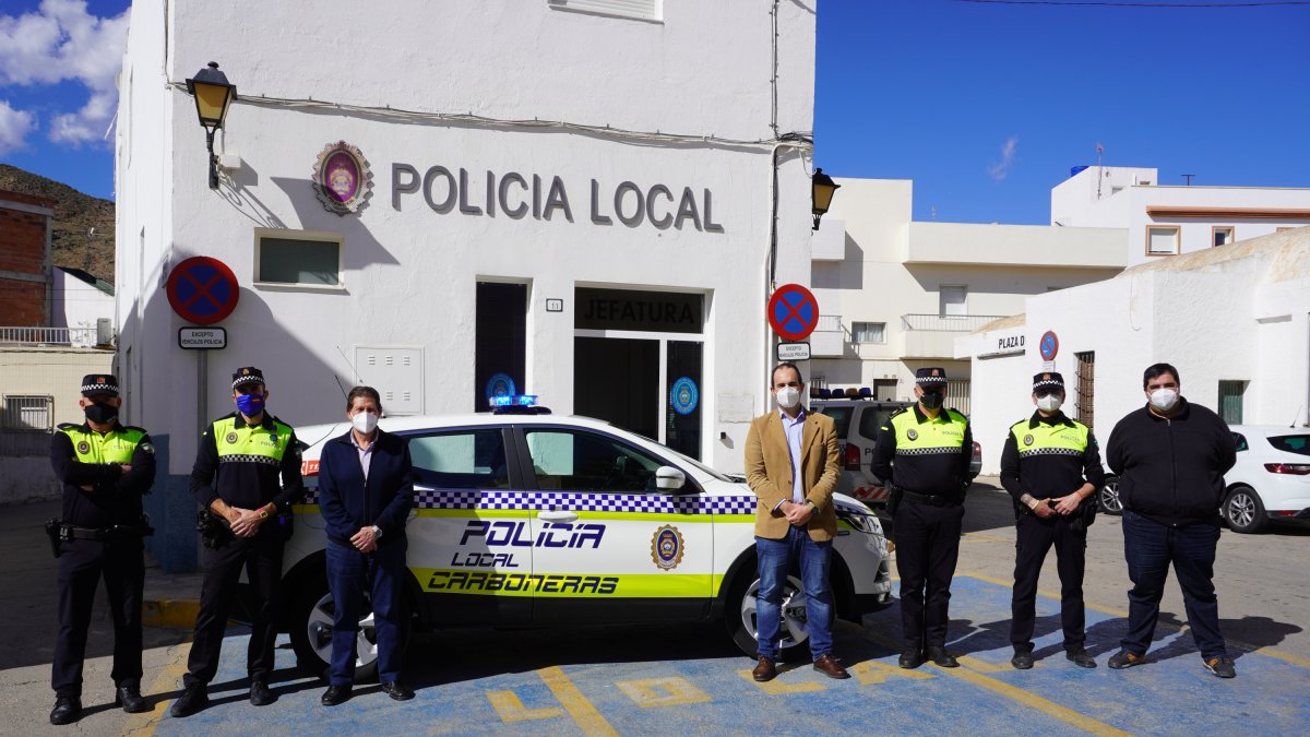 Alcalde con agentes y el nuevo vehículo.