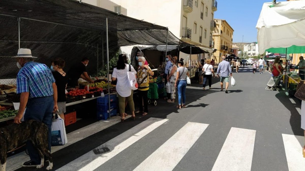 Calle céntrica de Albox durante un día de mercado semanal.