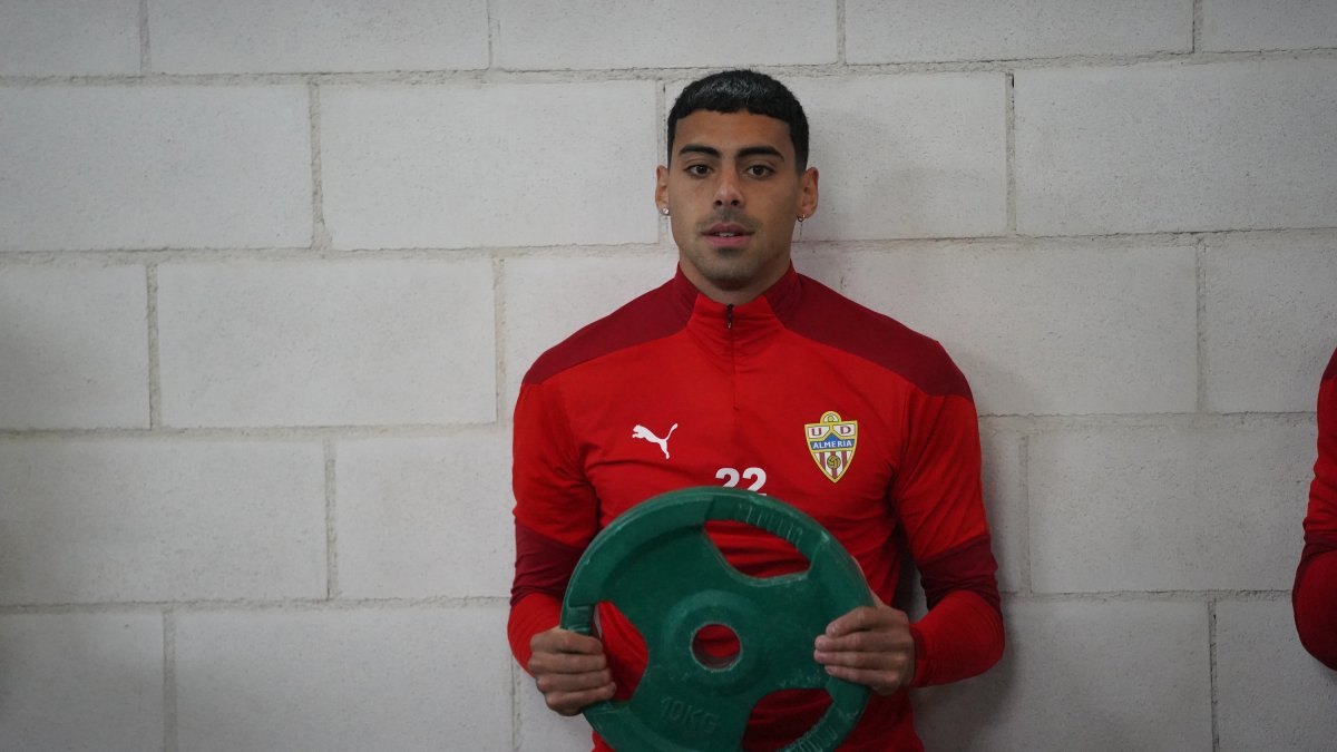 Samú Costa calentando en la zona mixta del Mediterráneo.