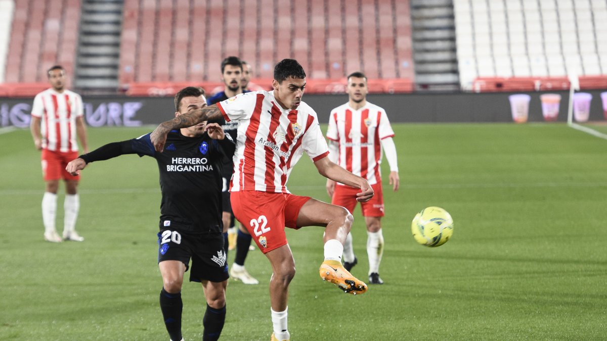 Samú Costa es un líder en el centro del campo del Almería.