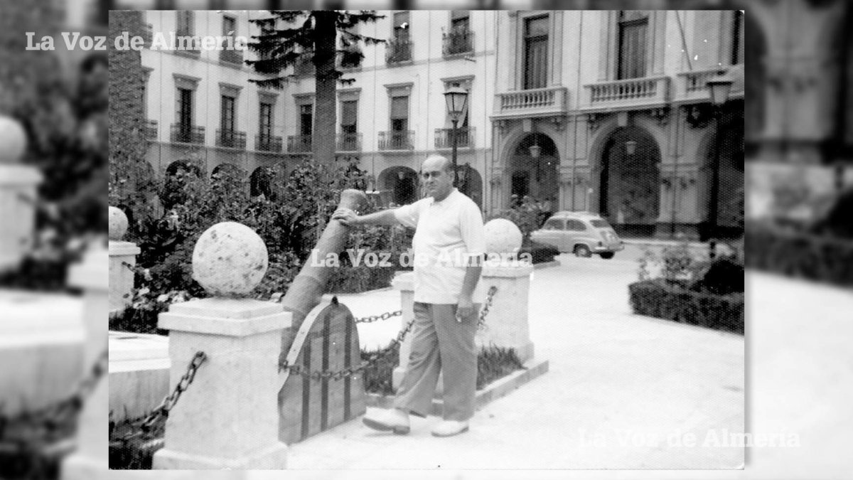 Sobre el lugar donde habían estado ubicados los urinarios de la Plaza Vieja construyeron en los años sesenta un monumento con dos cañones de hierro.