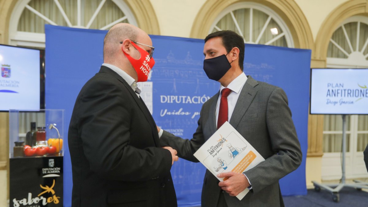 Sánchez y García tras la presentación del Plan Anfitriones Diego García.