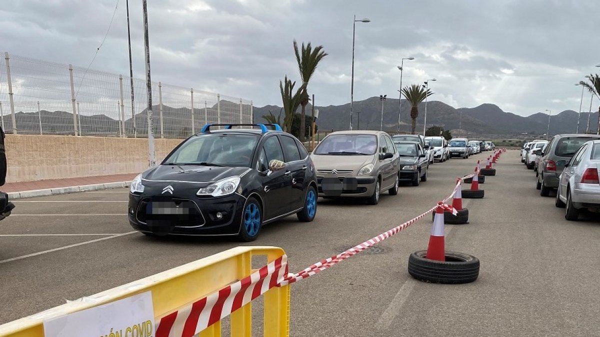 Cola de vehículos para recibir la vacunación en Pulpí.