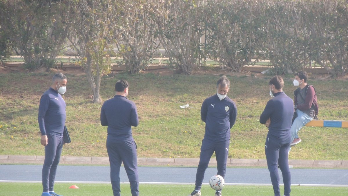 Jorge Mendonça, con el balón, ha sido sancionado por el Comité de Competición.