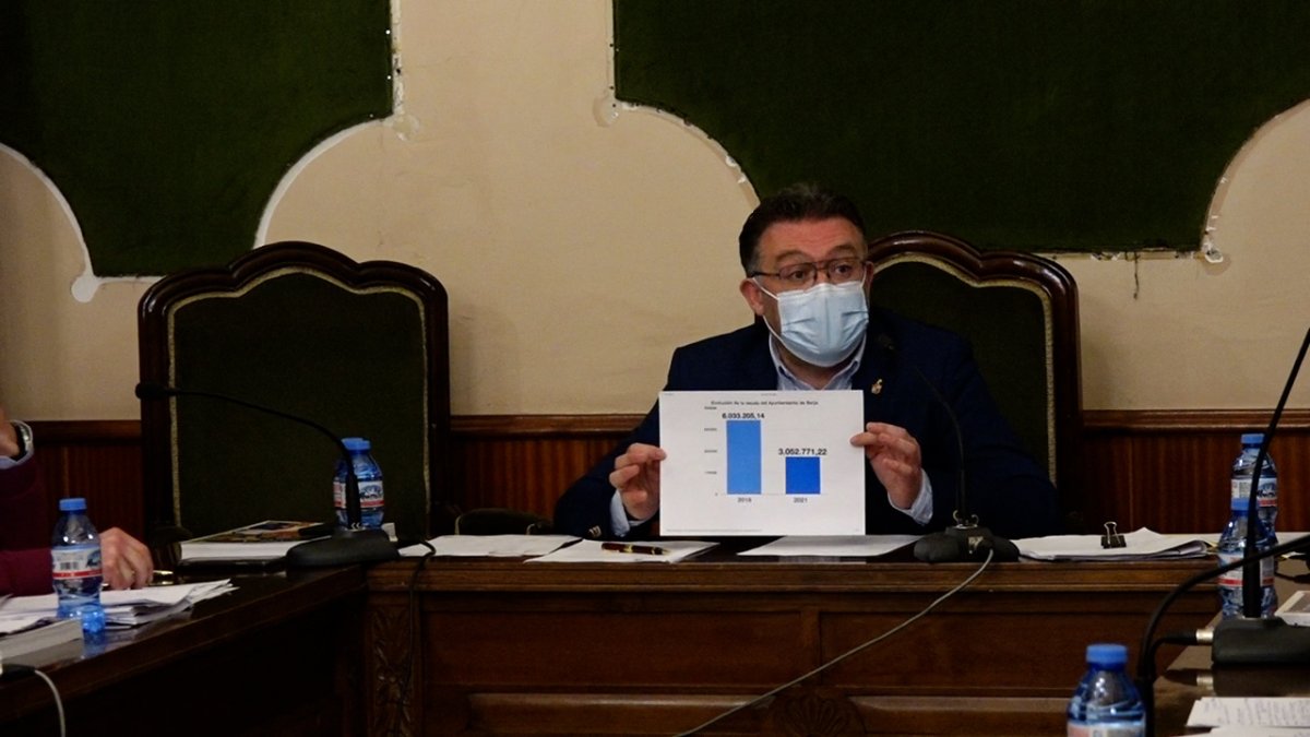 El alcalde de Berja muestra la evolución de la deuda municipal