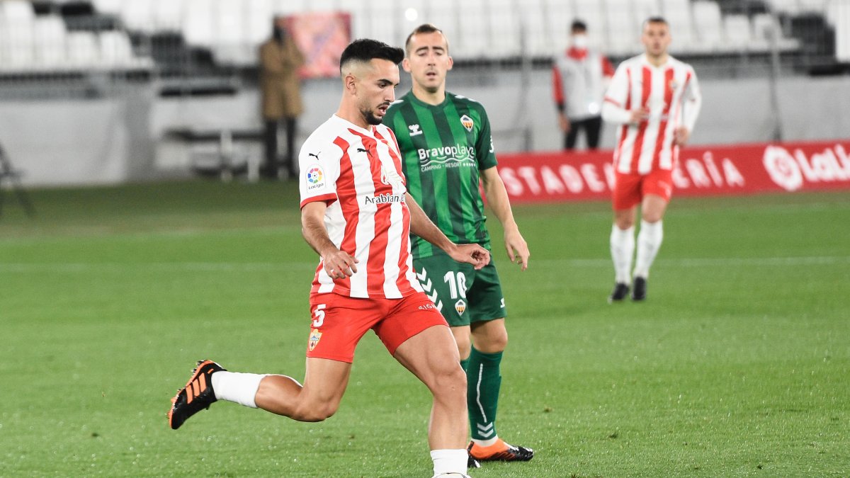 Tiene un guante en su bota derecha, que necesita el Almería más que nunca.