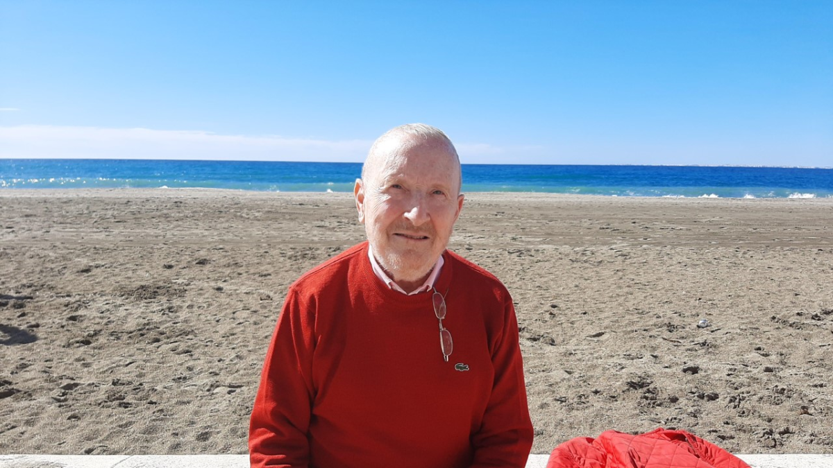 Juan Antonio Barceló, tras la entrevista, en el Paseo Marítimo de Almería.