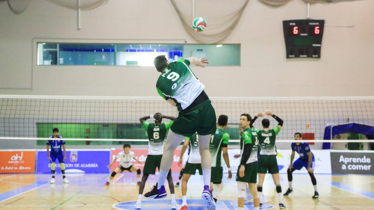 Alejandro Vigil al saque. Unicaja tiene que estar genial en todas las facetas.