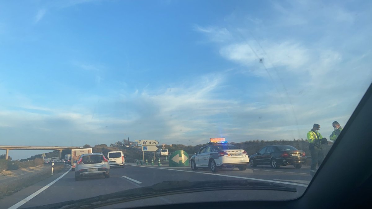 Retenciones en la A7 a causa de una colisión entre dos camiones.