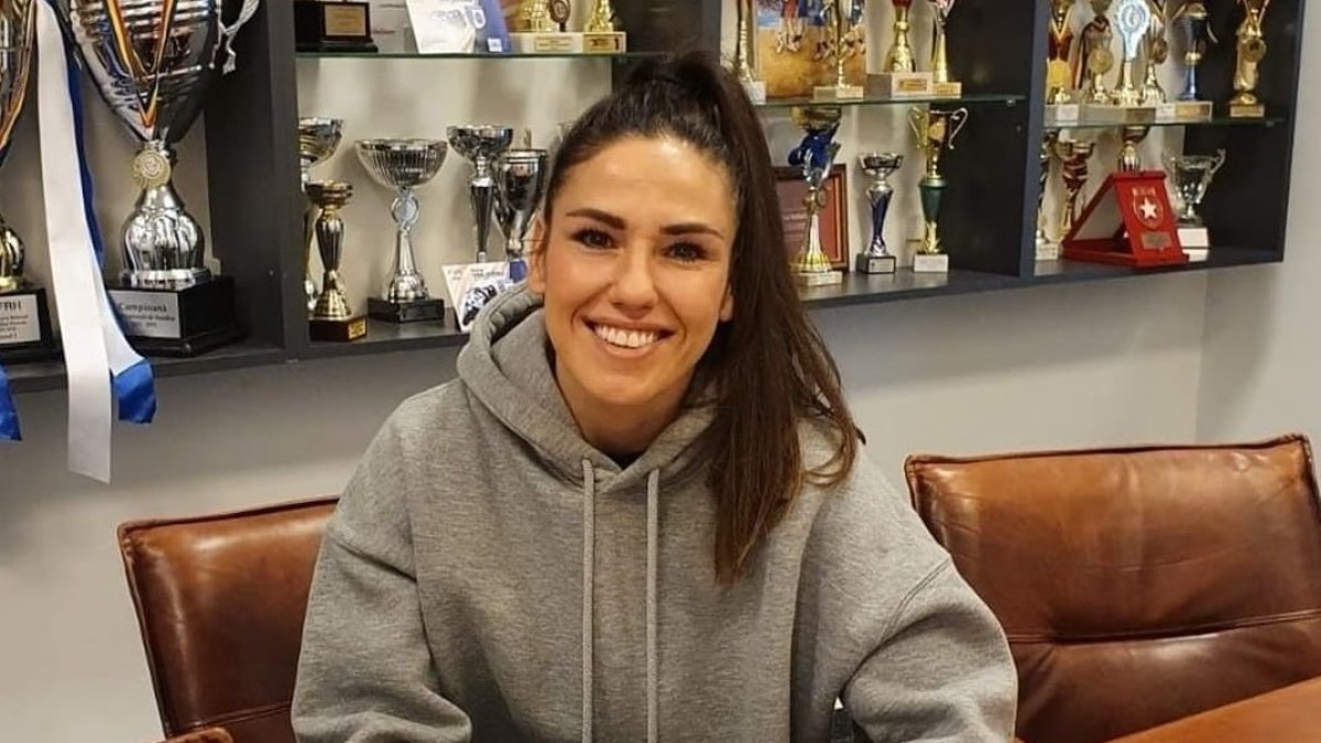 La roquetera Carmen Martín firmando su nuevo contrato.