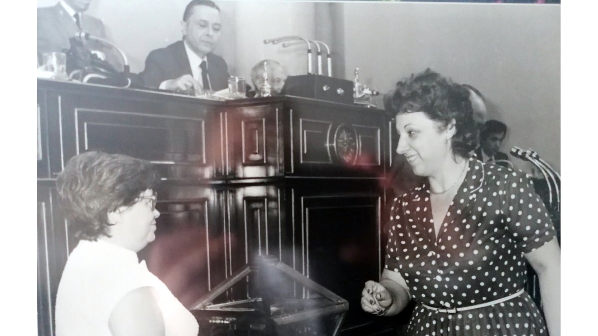 Virtudes Castro (a la derecha) en una votación en el Congreso de los Diputados en 1977, junto a su compañera y amiga Amalia Miranzo.