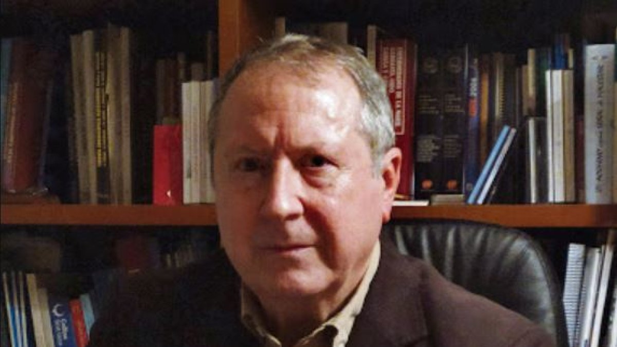 El catedrático Juan Cano posa con el libro que acaba de publicar sobre el proceso autonómico andaluz.