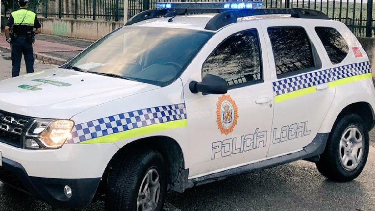 Los agentes de Policía Local de Pulpí detuvieron a una persona con un cuchillo y una horca.