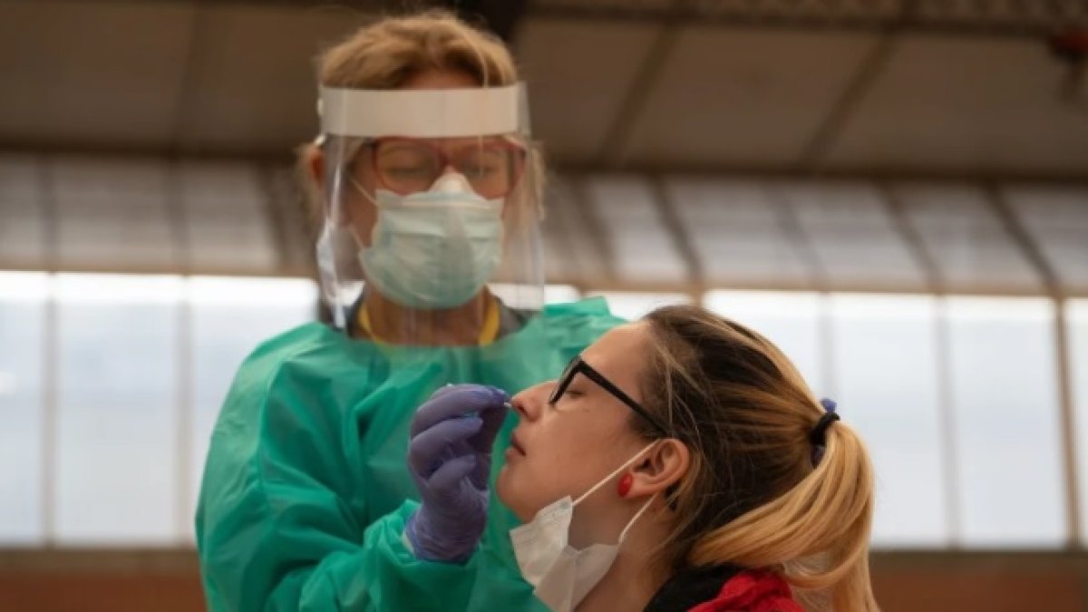 Una enfermera toma muestras a una mujer para un test del coronavirus