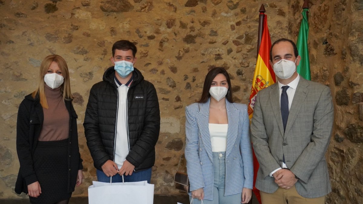 El Ayuntamiento ha homenajeado a un centenar de carboneros.