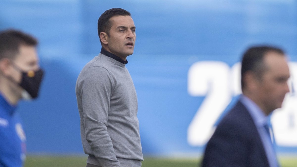 El entrenador almeriense atento en la banda del Fernando Torres.