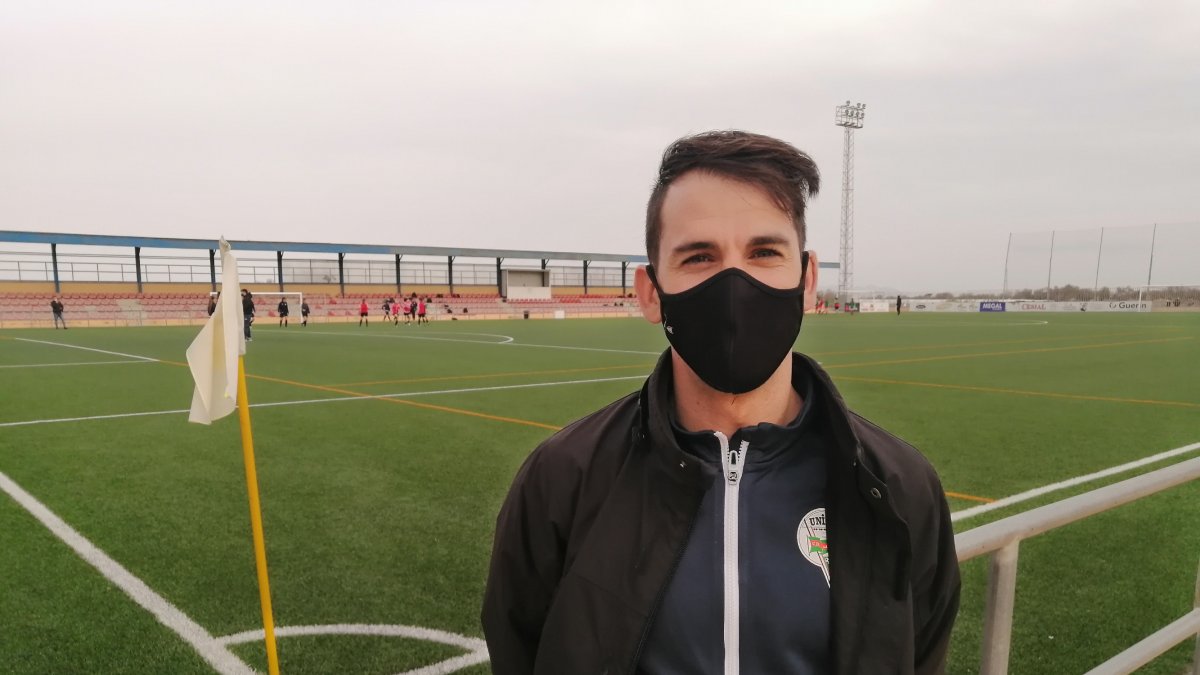 Francis León con LA VOZ en el campo de La Cañada.