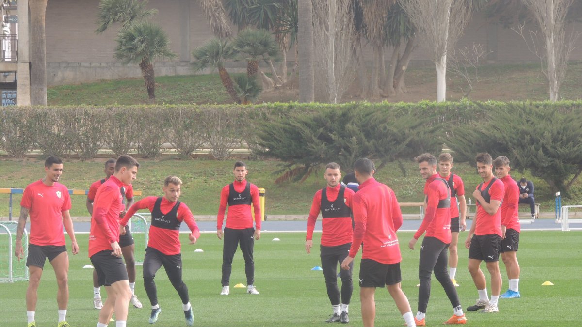 Uno de los rondos de este martes en el campo Anexo.