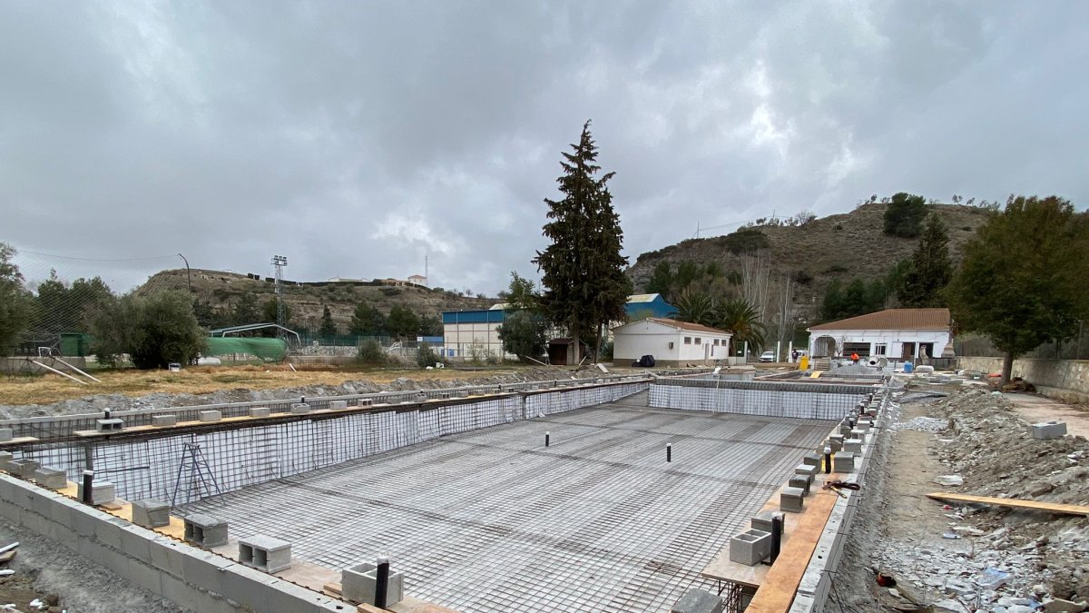 Comienzo de las obras en la piscina municipal.