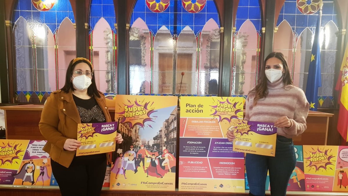 Las concejalas cuevanas Melchora Caparros y Miriam Quintana en la presentación de hoy.