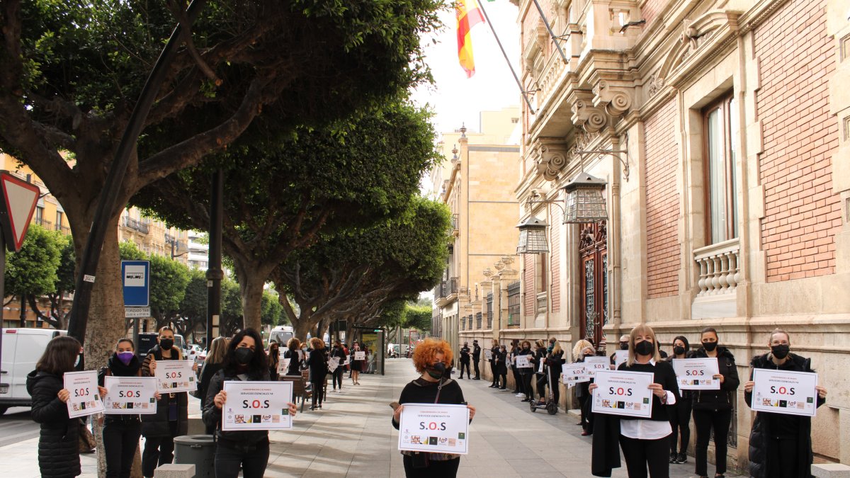 Profesionales de Estética se concentran ante la Delegación de Gobierno de la Junta.