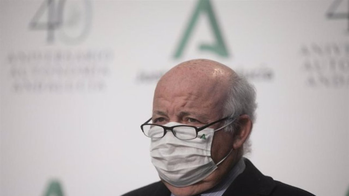 Aguirre, con mascarilla, durante una rueda de prensa.