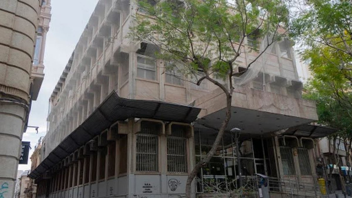 Fachada del antiguo edificio de la sede central de Correos