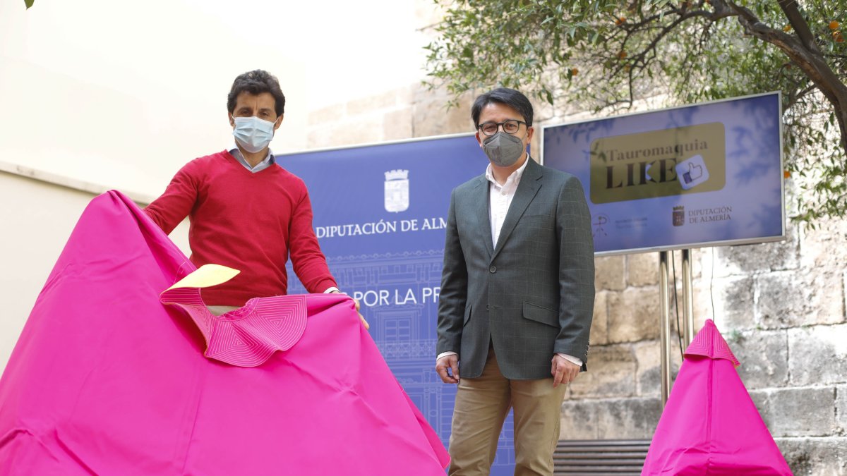 El maestro Ruiz Manuel y el diputado Manuel Guzmán, en el Patio del Mandarino, sede del Área de Cultura.