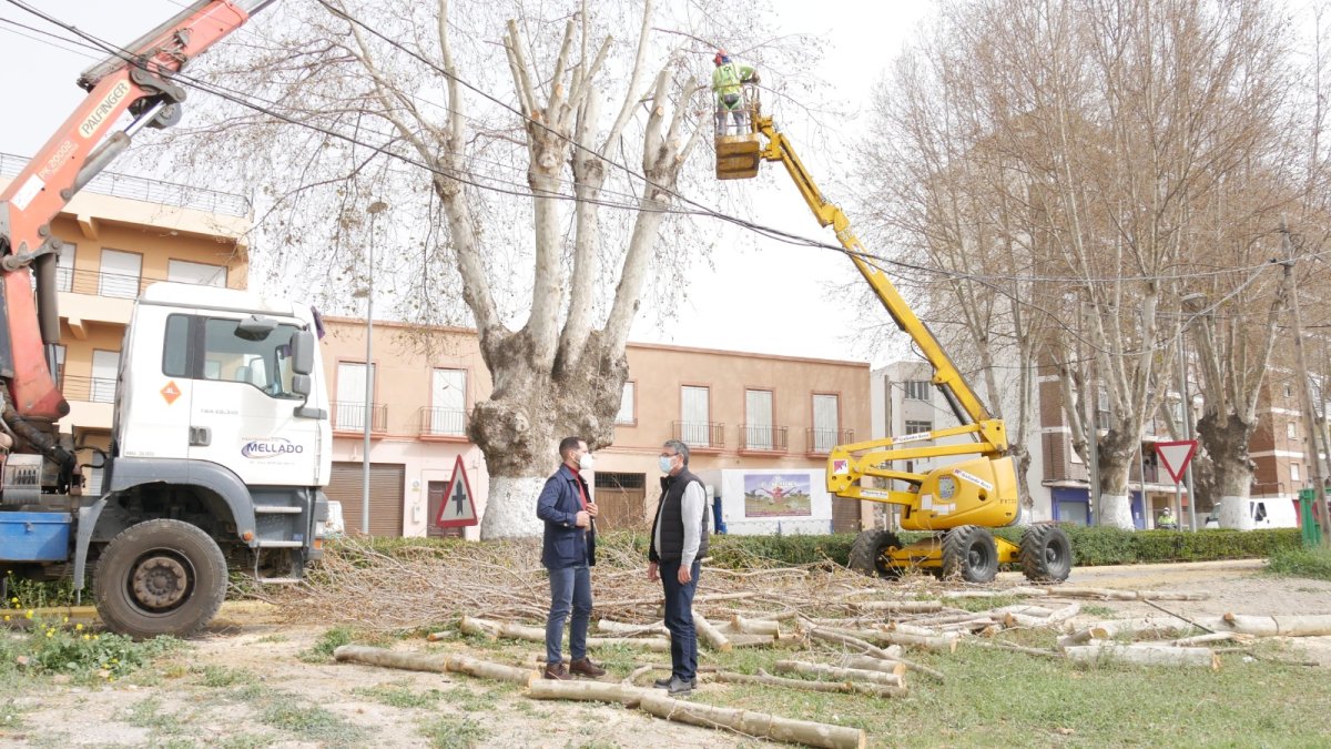 Manuel Cortés y José Crespo siguiendo el estado de los trabajos.