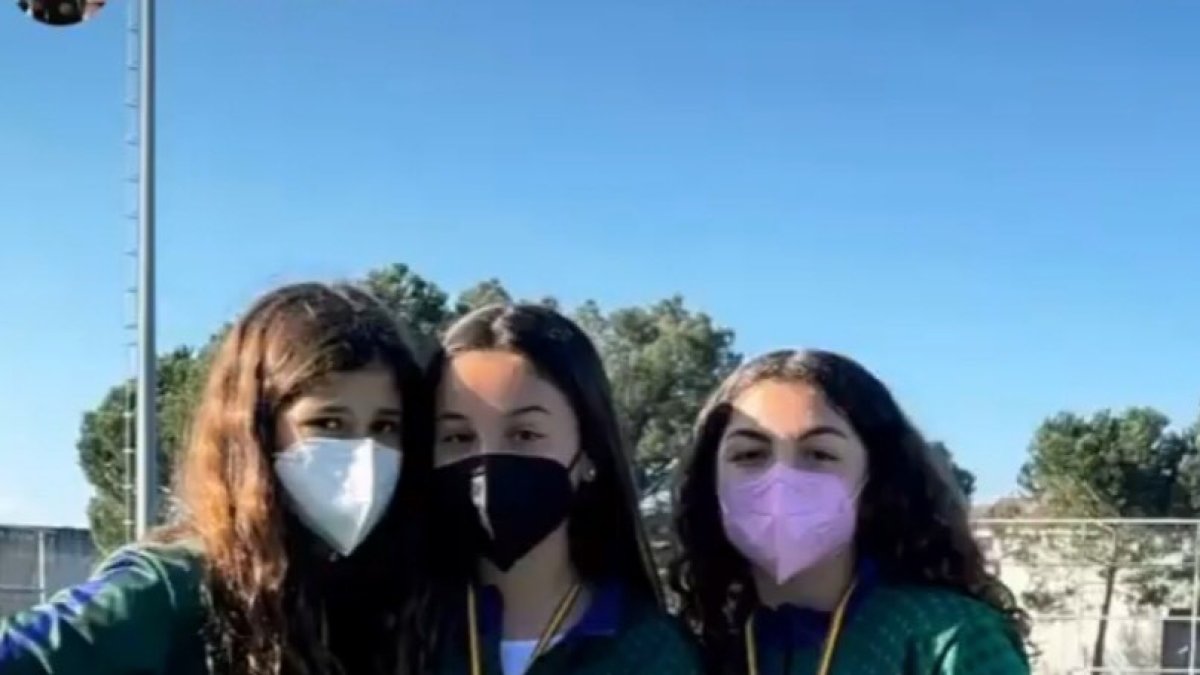 Las tres jóvenes pechineras.