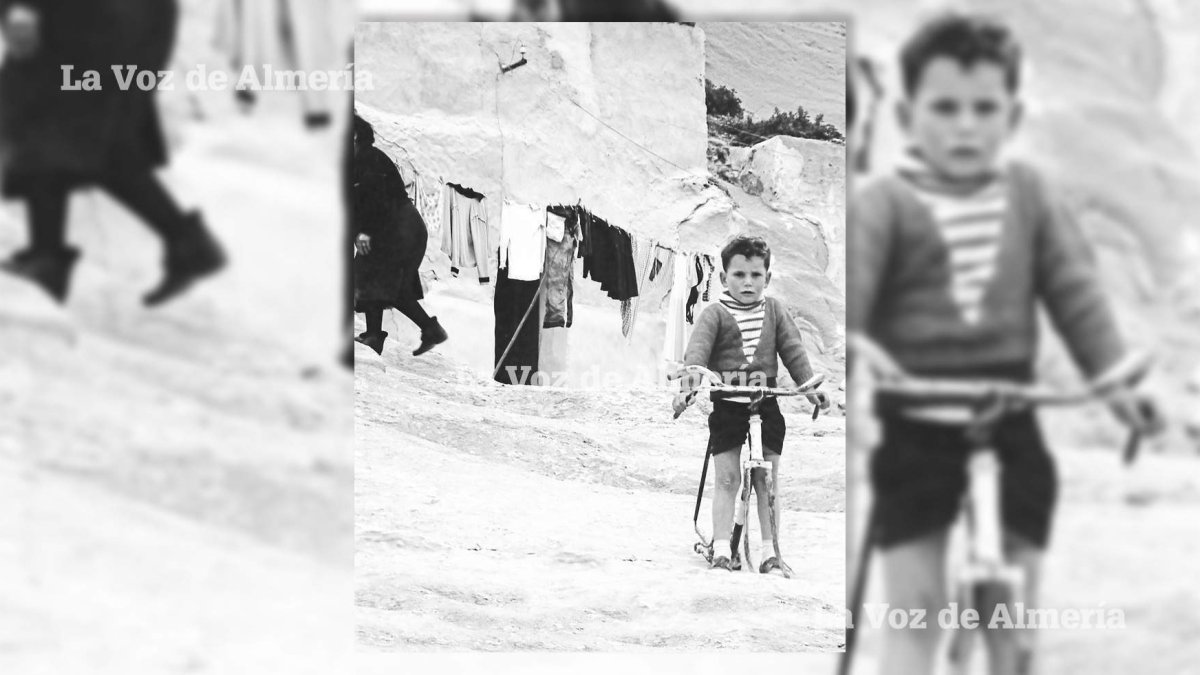 Un niño del barrio de las cuevas de las Palomas montado en su bicicleta. Foto: Fausto Romero.