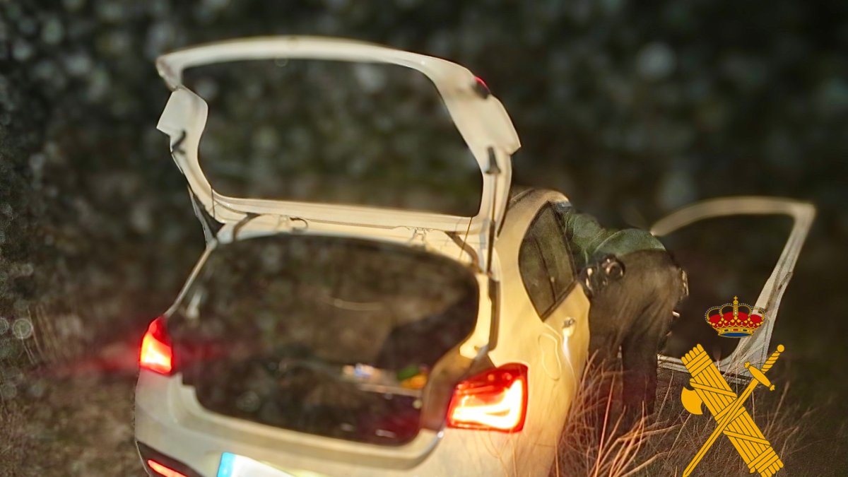 Imagen del vehículo siniestrado cuyo robo se denunció en una imagen difundida por la Guardia Civil