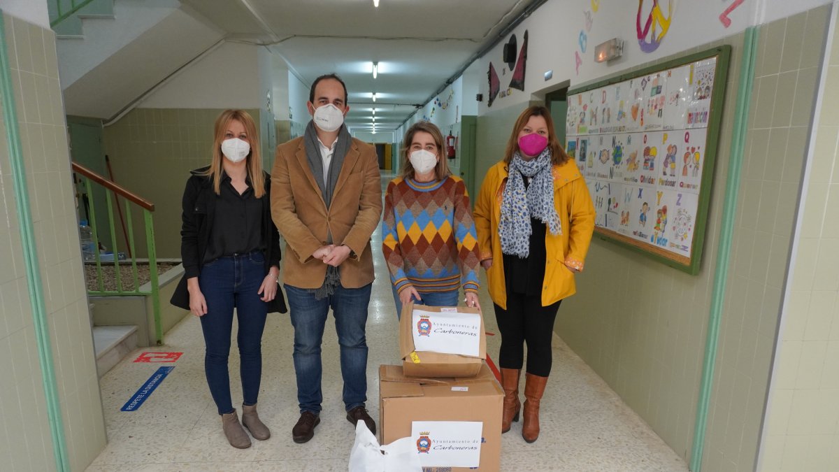 Acto de entrega de mascarillas en un centro educativo.