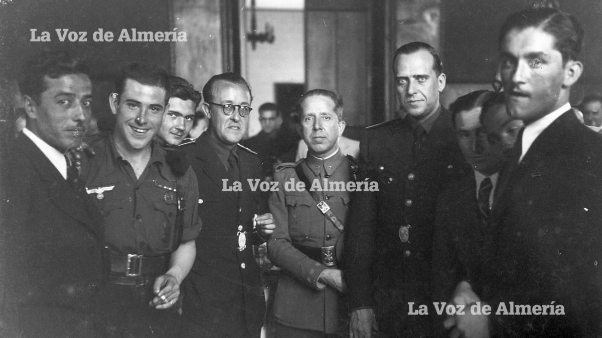 Ricardo Alonso Vega en el centro, custodiado por el alcalde, Vicente Navarro Gay (con gafas) y por el Gobernador civil Rodrigo Vivar Téllez, en 1.942