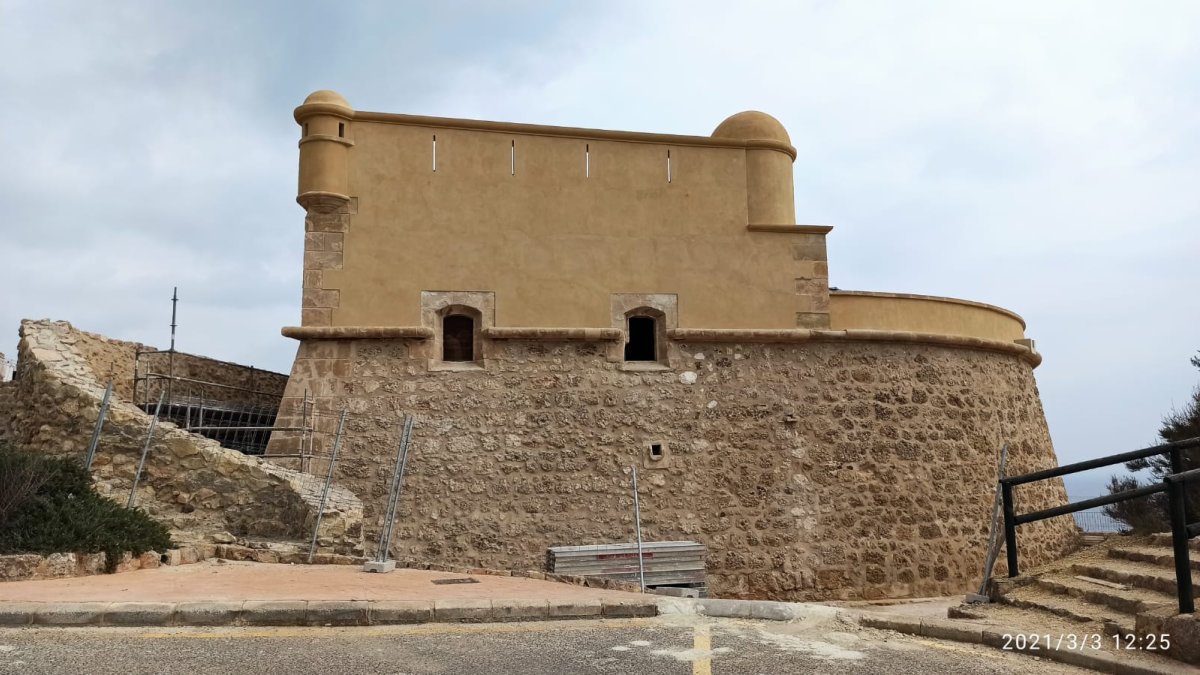 Ya se aprecia la muralla de sillares del Castillo de San Juan.
