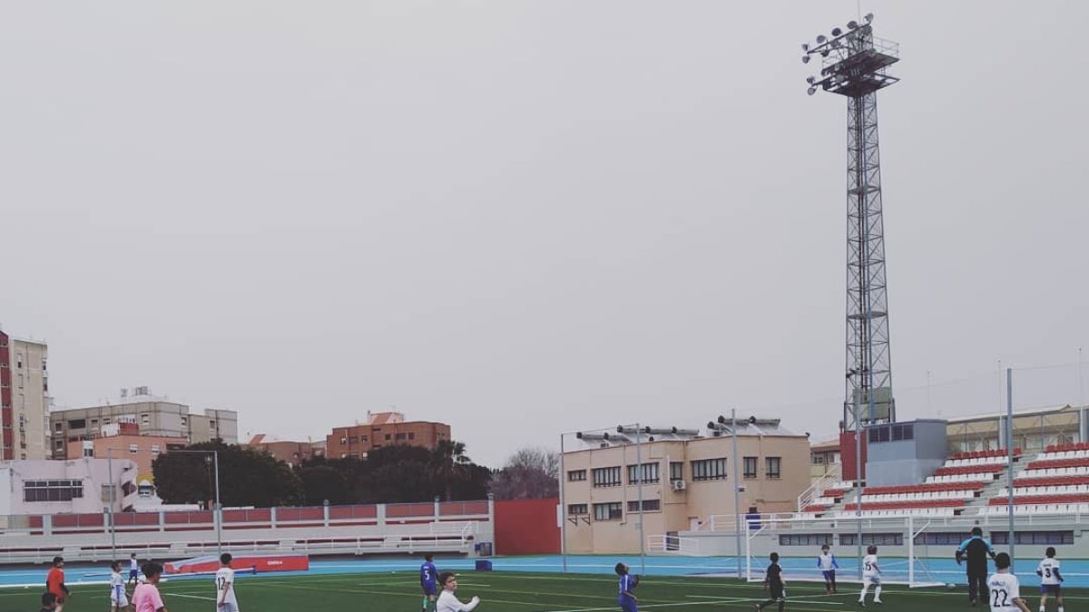 Los niños de la Escuela TAE ya disfrutan del remodelado recinto deportivo.