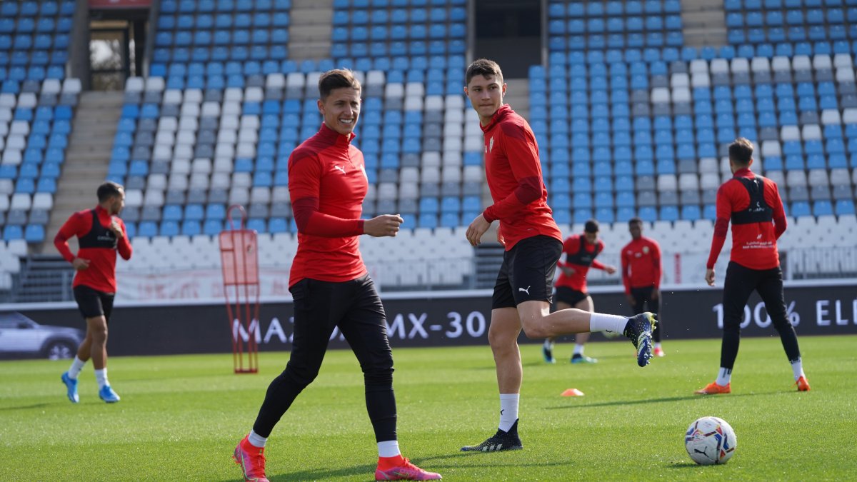 Brian Rodríguez y Jorge Cuenca en el inicio del entrenamiento.