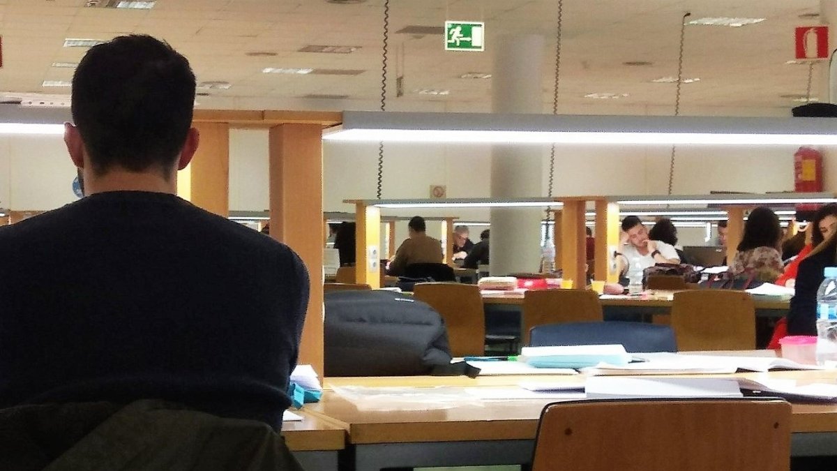 Universitarios en la biblioteca de la UAL.